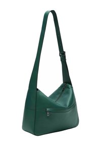 Ciemnozielona skórzana torba na ramię o miękkim fasonie, z regulowanym paskiem, główną komorą zapinaną na zamek oraz przednią kieszenią na zamek.