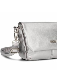 Borsa a tracolla in metallo argento con finitura testurizzata, pattina pieghevole e tracolla regolabile con chiusura in metallo argentato.