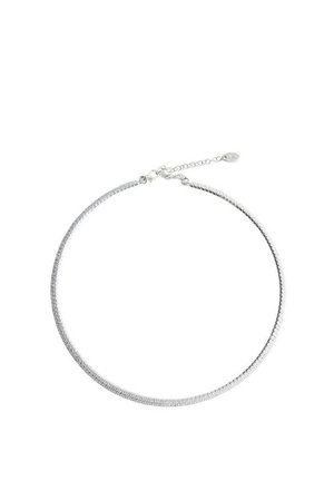 Collier chaîne ton argent avec petits cristaux et fermoir mousqueton comprenant une chaîne d’extension réglable et une petite étiquette ovale.