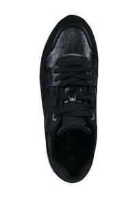 Schwarze Sneaker mit glänzendem strukturiertem Obermaterial, schwarzen Schnürsenkeln und Wildledereinsätzen an den Seiten, von oben auf einem weißen Hintergrund betrachtet.