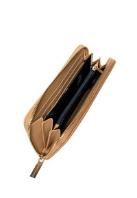Hnědá kožená peněženka se zlatými zipy, několika přihrádkami na karty, dvěma odděleními a modrou vnitřní podšívkou. Hladký povrch, obdélníkový tvar.