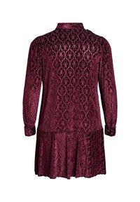 Bordowa sukienka z długim rękawem, z teksturowanym wzorem kwiatowym, plisowaną spódnicą oraz guziczkami przy mankietach i kołnierzykowym wykończeniem.