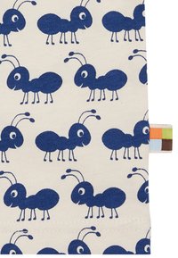 Baumwollstoff mit einem wiederholten Muster von blauen Ameisen auf einem cremefarbenen Hintergrund. Jede Ameise hat auffällige Augen und Antennen.