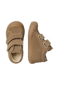 Scarpe per bambini in suede marrone con due cinturini regolabili, punte arrotondate e suola in gomma texturizzata. Presentano dettagli di cucitura e una fodera morbida.