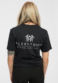 Paradiso Clothing SLEEP TOKEN WORSHIP BAND  - Print T-shirt - black