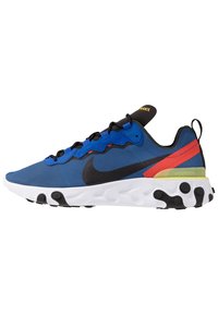Nike React-skor med en blå textiloversida, svart Nike-logotyp, röda och gula detaljer, vit sula med texturerade svarta gummikuddar.