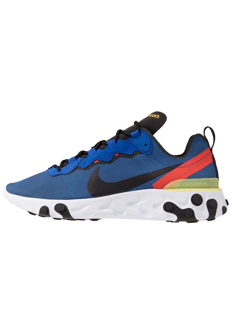Nike React-skor med en blå textiloversida, svart Nike-logotyp, röda och gula detaljer, vit sula med texturerade svarta gummikuddar.