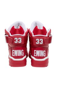 Røde høje sneakers med glat lædermateriale, hvide accenter, polstret krave og teksten "33" og "EWING" tydeligt vist.