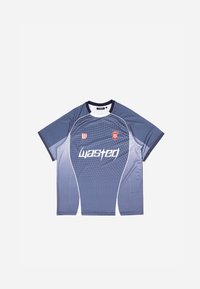 Pelēks īsām piedurknēm sporta krekls ar baltu režģa rakstu, "wasted" logo baltā krāsā un sarkano logo augšējā kreisajā stūrī. Kontrastējoša melna apkakle.