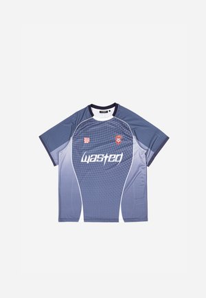 Siv športni dres s kratkimi rokavi z belim vzorcem mreže, belim logotipom "wasted" in rdečim logotipom na zgornji levi strani. Kontrastni črn ovratnik.