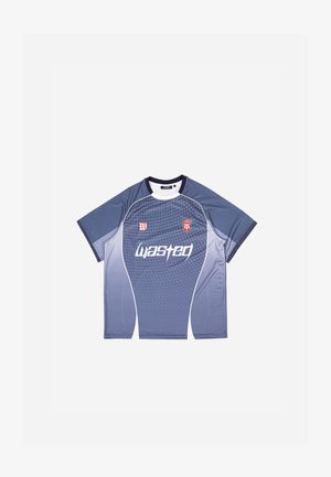 Camiseta deportiva de manga corta gris con un patrón de cuadrícula blanca, logotipo "wasted" en blanco y logotipo rojo en la parte superior izquierda. Cuello de contraste negro.