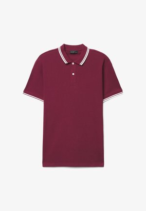 Maroonfarbenes Polohemd mit kurzen Ärmeln, weißen Doppelstreifen am Kragen und an den Ärmelsäumen, zwei weißen Knöpfen und einem Markenetikett im Krageninneren.