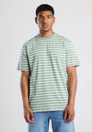 Groene gestreepte T-shirt met witte horizontale lijnen, ronde hals, korte mouwen en lichtgewicht katoenen stof. Casual pasvorm ontwerp.