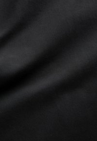 Fekete szövet, sima textúrával, finom átlós bordázattal és enyhe fényességgel. Nincsenek látható minták vagy díszítések.