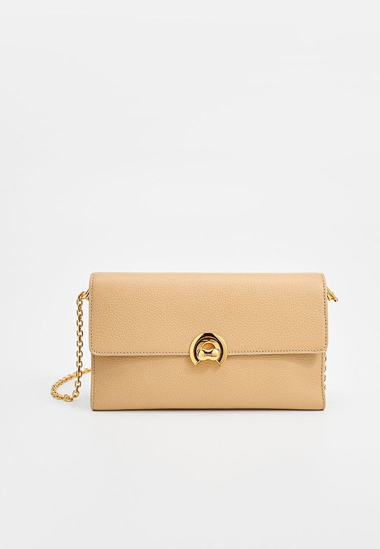 Borsa a tracolla in pelle beige con texture, chiusura a patta, accessori in oro e tracolla a catena intrecciata. Forma rettangolare compatta.