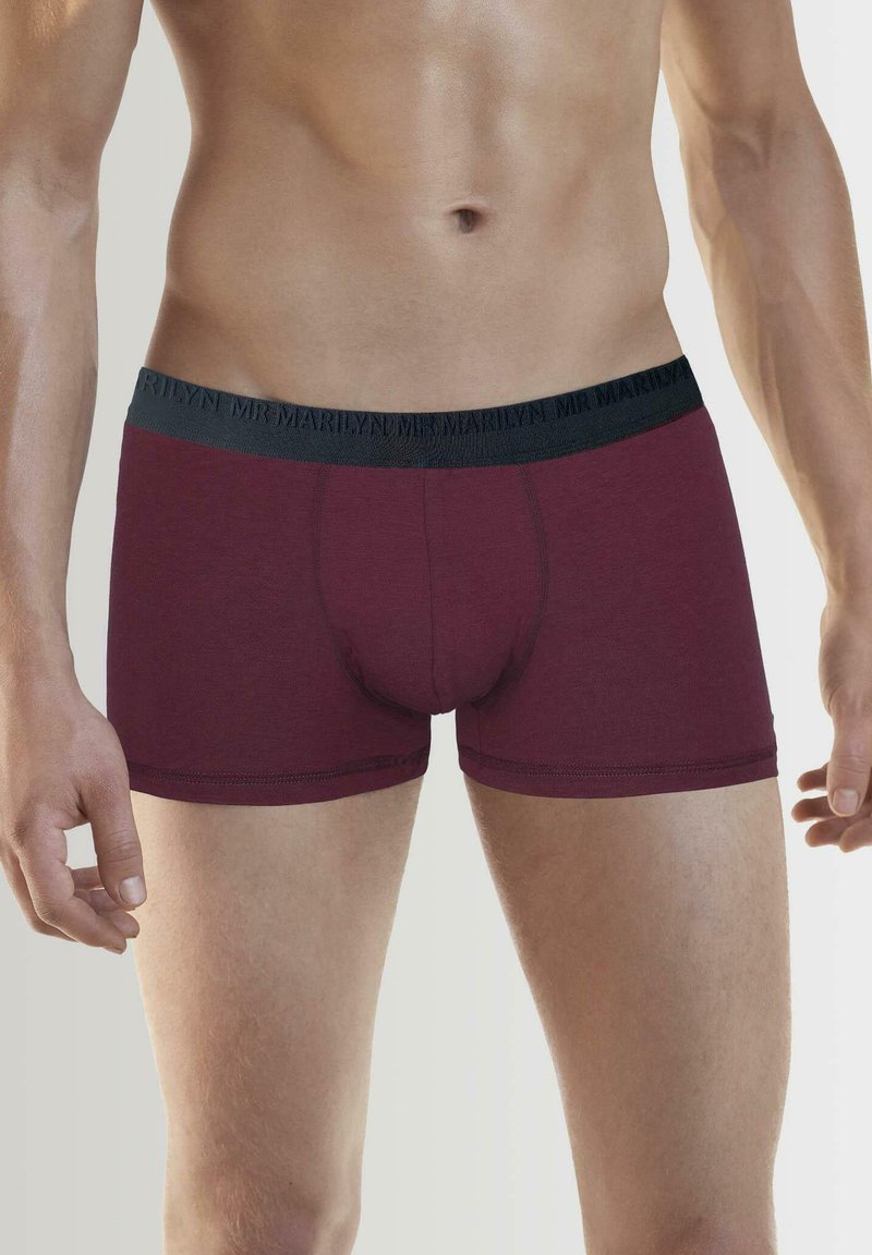 Bordowe bokserki wykonane z miękkiego materiału z czarnym elastycznym paskiem z logo "MR MARILYN". Wysokość średnia z dopasowanym krojem nogawki.