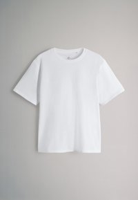 T-shirt blanc à manches courtes en coton. Il présente un col rond et un design simple, avec une texture lisse et un ourlet droit.