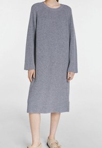 Abito a maniche lunghe in maglia a coste grigio, con scollo rotondo e taglio dritto, che arriva a metà polpaccio, con una texture morbida.