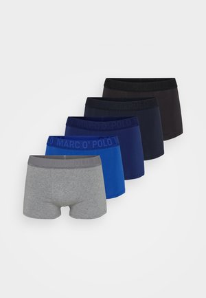 Cinque paia di boxer in cotone elasticizzato nei colori grigio, blu, blu scuro, nero e navy, con cinture elastiche e dettagli logo.