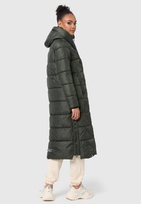 Lange, donkergroene pufferjas met horizontale stiksels, capuchon, ritszakken en logodetail. Glad, glanzend materiaal met een slank silhouet.