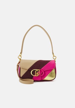 Bolso pequeño de hombro con bloques de color diagonal en beige, burdeos, rosa y dorado, con cierre dorado y correa desmontable.