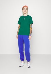 adidas Originals REGULAR PANTS - Joggebukse - semi lucid blue