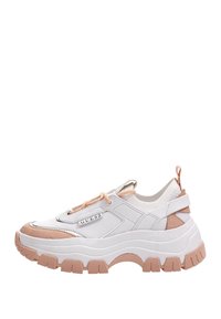 Sneaker bianca chunky con dettagli rosa, materiale sintetico, punta arrotondata, tallone imbottito e suola strutturata con profonde scanalature per la trazione.