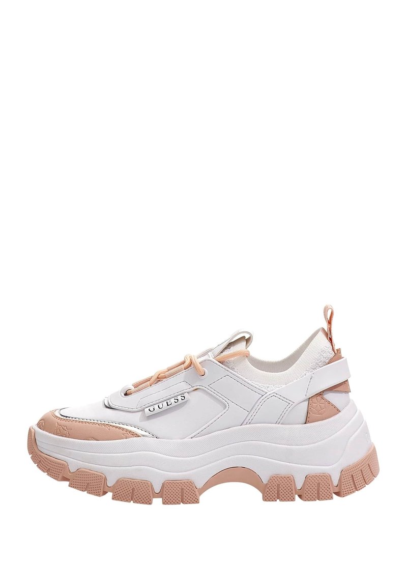 Sneaker bianca chunky con dettagli rosa, materiale sintetico, punta arrotondata, tallone imbottito e suola strutturata con profonde scanalature per la trazione.