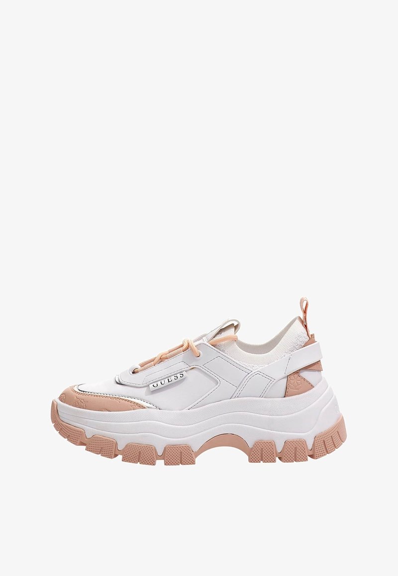 Masywne białe sportowe buty z różowymi akcentami, wykonane z materiału syntetycznego, z zaokrąglonym noskiem, wyściełanym piętą i teksturowaną podeszwą z głębokim bieżnikiem zapewniającym przyczepność.
