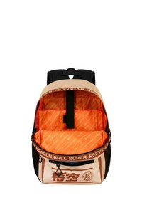 Sac à dos en tissu beige et noir, avec une doublure intérieure orange, des bretelles réglables et un bandeau logo sur le dessus.