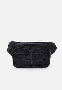 Svart camo-mønstret bum bag med en jevn tekstur, glidelåslommer og kontrasterende sømmer. Kompakt design med justerbar stropp.