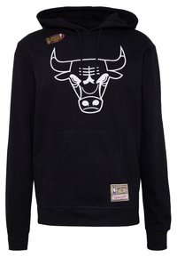 Svart hoodie med vitt Chicago Bulls-logotyp, NBA Finals 1996-etikett på bröstet och Hardwood Classics-märke på framfickan.