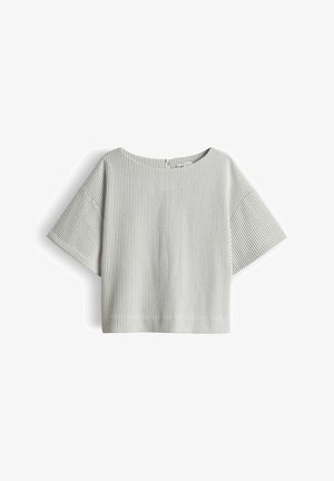 Haut court à manches courtes en maille côtelée gris clair avec un large col rond, présenté à plat sur un fond blanc.