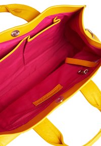 Gelbe Lederhandtasche mit einem leuchtend rosafarbenen Stoffinnenraum. Verfügt über Innentaschen und ein Reißverschlussfach für sichere Aufbewahrung.