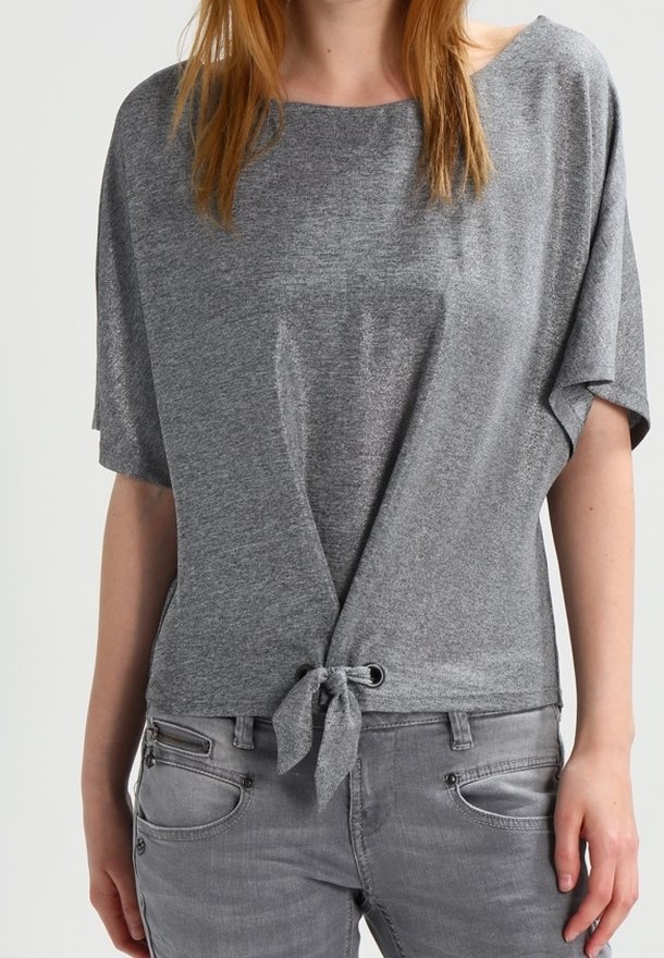 Haut gris à manches courtes en tissu léger, avec un détail noué à la taille et une silhouette décontractée et carrée.