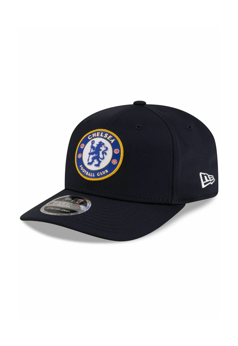 Marineblauer Hut mit einer runden Krone, versehen mit einem Chelsea Football Club-Logopatch in Gelb und Blau, und einem flachen Schild. Hergestellt aus atmungsaktivem Material.