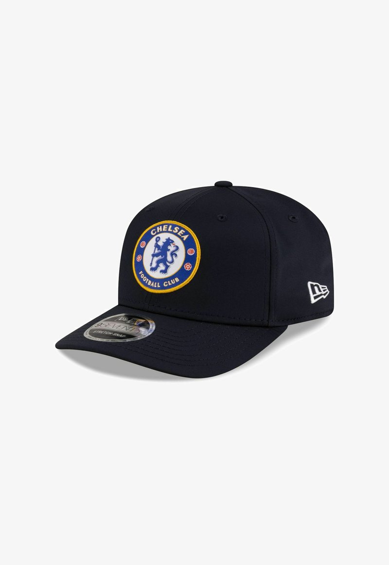 Marineblauer Hut mit einer runden Krone, versehen mit einem Chelsea Football Club-Logopatch in Gelb und Blau, und einem flachen Schild. Hergestellt aus atmungsaktivem Material.