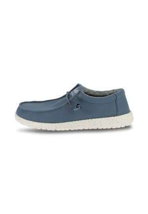 Bottine bleue en toile à enfiler avec une semelle blanche mouchetée, un bout arrondi, un subtil détail de couture et un accent de lacet élastique pour un enfilage facile.