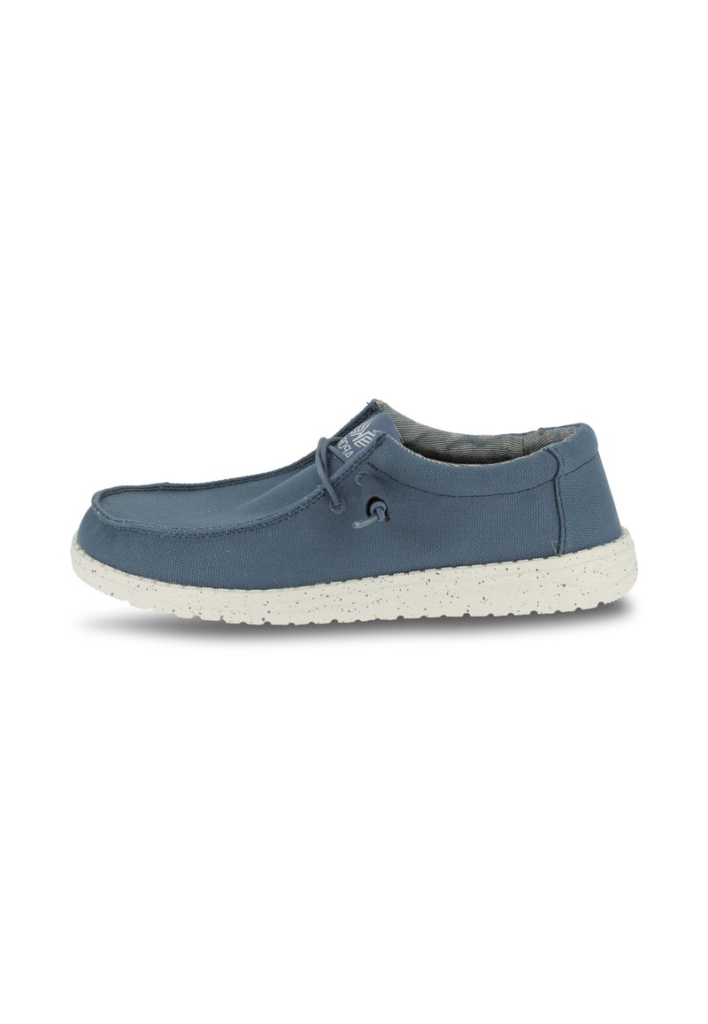 Scarpa slip-on in tela blu con suola bianca maculata, punta arrotondata, dettagli di cucitura sottili e elemento elastico per lacci per una facile vestibilità.
