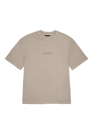 Beige t-shirt met korte mouwen, gemaakt van zachte katoen. Bevat een ronde hals en een klein "PEGADOR" logo gedrukt in een donkere tint aan de voorkant.
