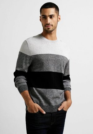 Strickpullover mit Struktur, der horizontale Streifen in Hellgrau, Dunkelgrau und Schwarz aufweist. Rundhalsausschnitt und gerippte Bündchen sowie Saum.
