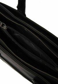 Zwarte leren tas interieur met meerdere compartimenten, waaronder ritszakken en een gestructureerde voering. Gepolijste metalen ritsdetails.