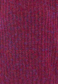 Tessuto a maglia di un ricco colore borgogna, caratterizzato da un motivo testurizzato con accenni di fibre viola e rosse intrecciate.