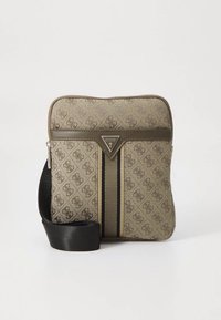 Šviesiai ruda Guess rankinė su juodu reguliuojamu dirželiu, trikampio formos logotipo detalėmis ir centrine juostos dizainu. Lygus paviršius, pagaminta iš tvirtos medžiagos.