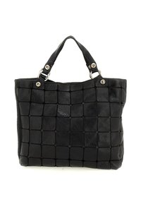 Borsa tote in pelle nera con motivo trapuntato e testurizzato. Presenta dettagli in argento, doppi manici e design con apertura superiore.