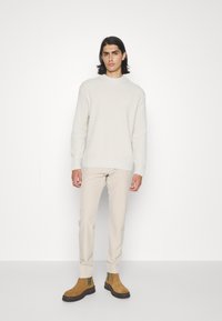 BOSS Strickpullover - open white