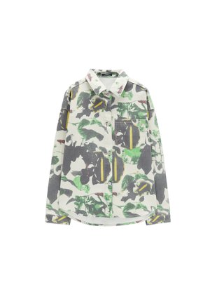 Koszula na długi rękaw z guzikiem, z zaostrzonym kołnierzykiem, pojedynczą kieszenią na piersi oraz abstrakcyjnym kwiatowym wzorem w zielonym, szarym, żółtym i bordowym kolorze.