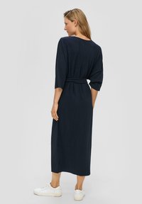s.Oliver PLISSIERTES MIT BINDEGÜRTEL - Jerseykleid - navy