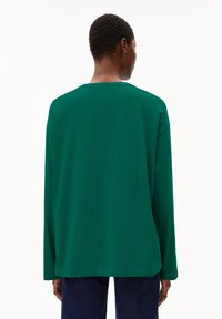 Donkergroene longsleeve t-shirt van katoen, relaxed fit, met een ronde halslijn en rechte zoom, gezien van de achterkant.