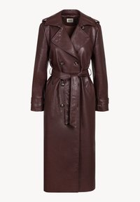 Brązowy skórzany trencz z podwójnym zapięciem, szerokim kołnierzem, paskiem w talii, bocznymi kieszeniami i guzikami jako dodatkami. Długie rękawy.